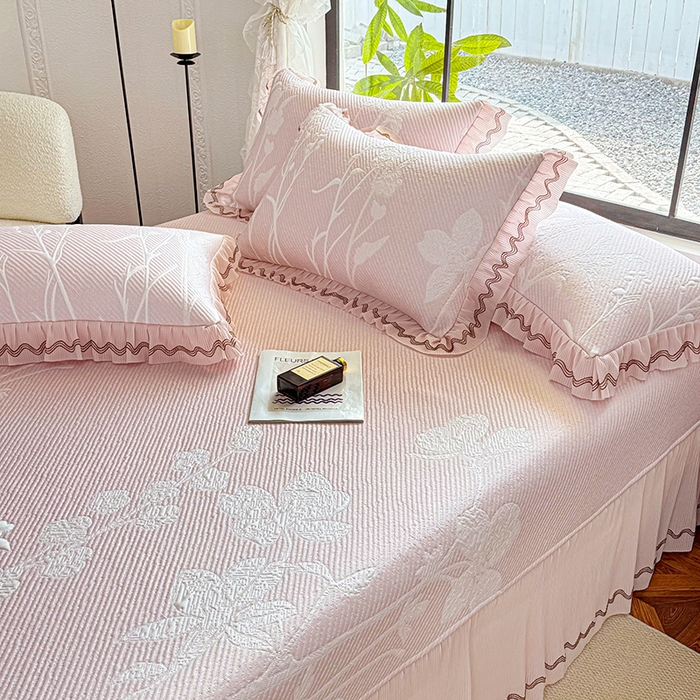 91家纺网 家纺一手货源 找家纺 红夫人 2026新款凉豆豆PE高分子凉感凉席双色提花床裙款三件套--兰芝（风琴花边+三明治复合+精美手提包） 兰芝浅粉