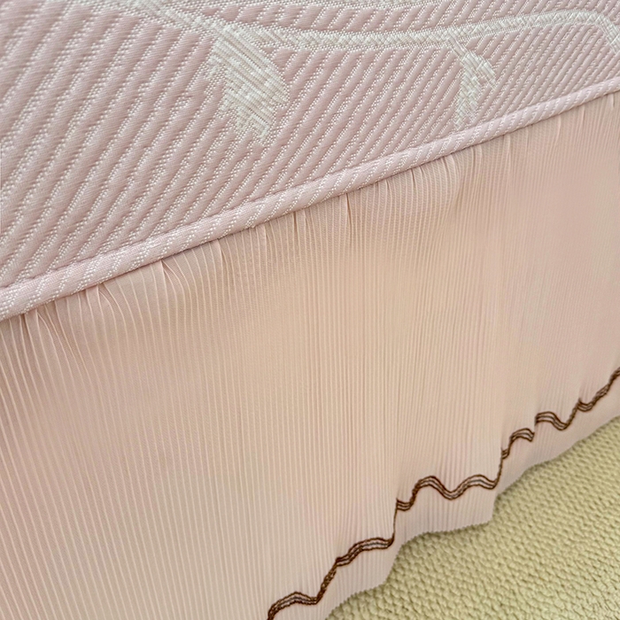 91家纺网 家纺一手货源 找家纺 红夫人 2026新款凉豆豆PE高分子凉感凉席双色提花床裙款三件套--兰芝（风琴花边+三明治复合+精美手提包） 兰芝浅粉