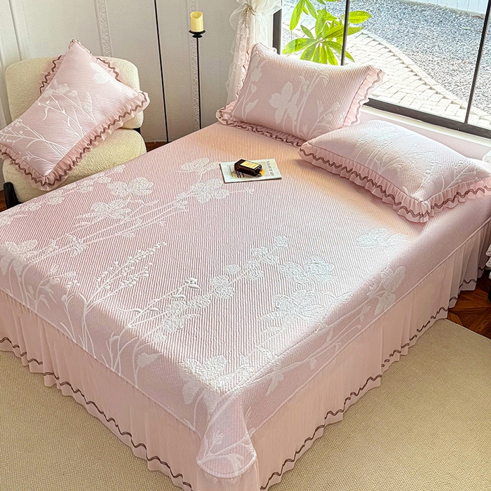 91家纺网 家纺一手货源 找家纺 红夫人 2026新款凉豆豆PE高分子凉感凉席双色提花床裙款三件套--兰芝（风琴花边+三明治复合+精美手提包） 兰芝浅粉