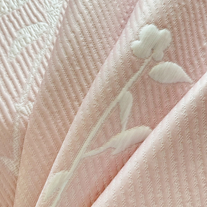 91家纺网 家纺一手货源 找家纺 红夫人 2026新款凉豆豆PE高分子凉感凉席双色提花床裙款三件套--兰芝（风琴花边+三明治复合+精美手提包） 兰芝浅粉