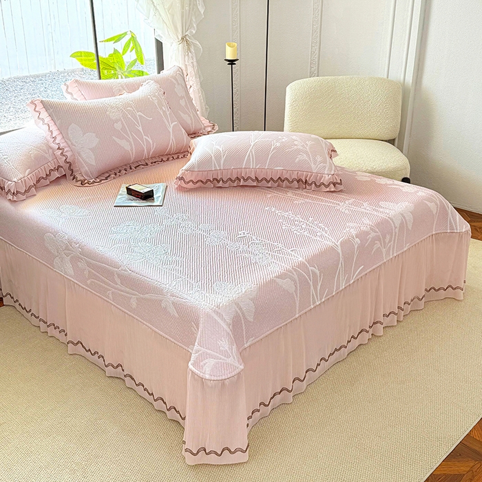 91家纺网 家纺一手货源 找家纺 红夫人 2026新款凉豆豆PE高分子凉感凉席双色提花床裙款三件套--兰芝（风琴花边+三明治复合+精美手提包） 兰芝浅粉