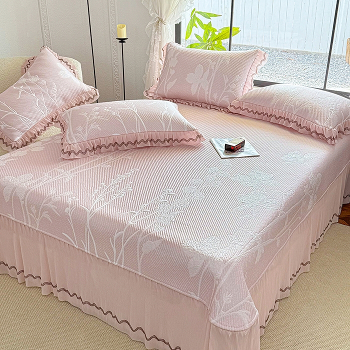 91家纺网 家纺一手货源 找家纺 红夫人 2026新款凉豆豆PE高分子凉感凉席双色提花床裙款三件套--兰芝（风琴花边+三明治复合+精美手提包） 兰芝浅粉