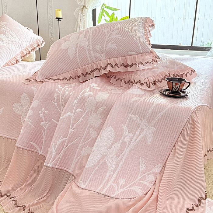 91家纺网 家纺一手货源 找家纺 红夫人 2026新款凉豆豆PE高分子凉感凉席双色提花床裙款三件套--兰芝（风琴花边+三明治复合+精美手提包） 兰芝浅粉