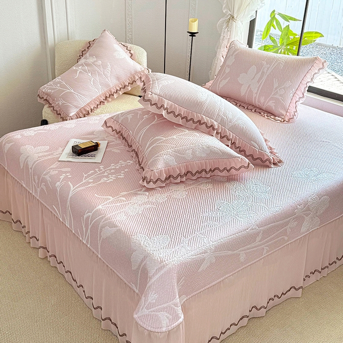 91家纺网 家纺一手货源 找家纺 红夫人 2026新款凉豆豆PE高分子凉感凉席双色提花床裙款三件套--兰芝（风琴花边+三明治复合+精美手提包） 兰芝浅粉