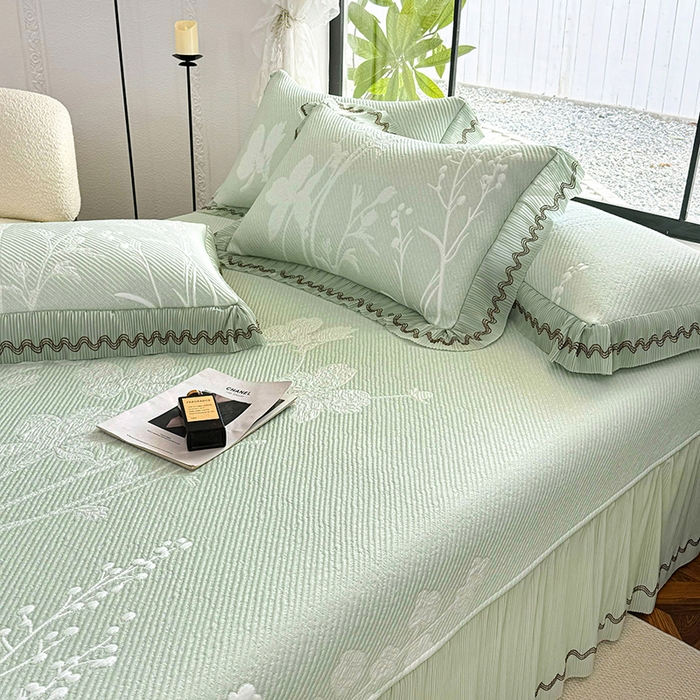 91家纺网 家纺一手货源 找家纺 红夫人 2026新款凉豆豆PE高分子凉感凉席双色提花床裙款三件套--兰芝（风琴花边+三明治复合+精美手提包） 兰芝浅绿