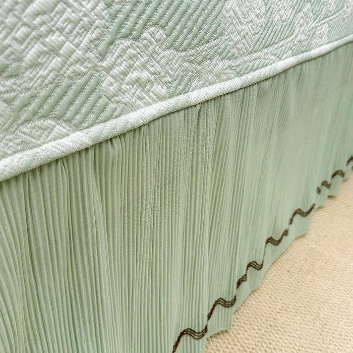 91家纺网 家纺一手货源 找家纺 红夫人 2026新款凉豆豆PE高分子凉感凉席双色提花床裙款三件套--兰芝（风琴花边+三明治复合+精美手提包） 兰芝浅绿