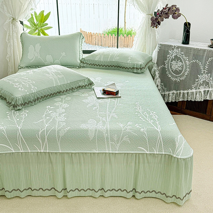 91家纺网 家纺一手货源 找家纺 红夫人 2026新款凉豆豆PE高分子凉感凉席双色提花床裙款三件套--兰芝（风琴花边+三明治复合+精美手提包） 兰芝浅绿