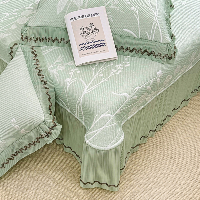 91家纺网 家纺一手货源 找家纺 红夫人 2026新款凉豆豆PE高分子凉感凉席双色提花床裙款三件套--兰芝（风琴花边+三明治复合+精美手提包） 兰芝浅绿