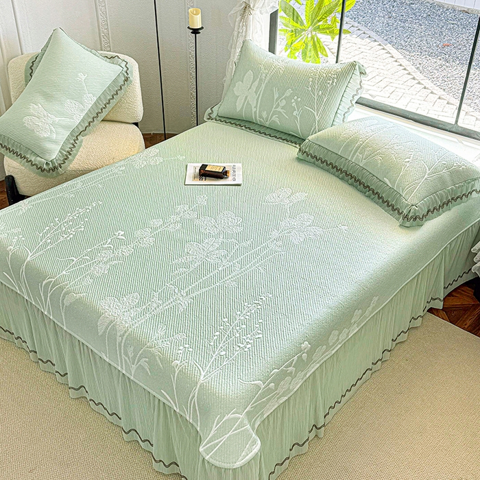 91家纺网 家纺一手货源 找家纺 红夫人 2026新款凉豆豆PE高分子凉感凉席双色提花床裙款三件套--兰芝（风琴花边+三明治复合+精美手提包） 兰芝浅绿