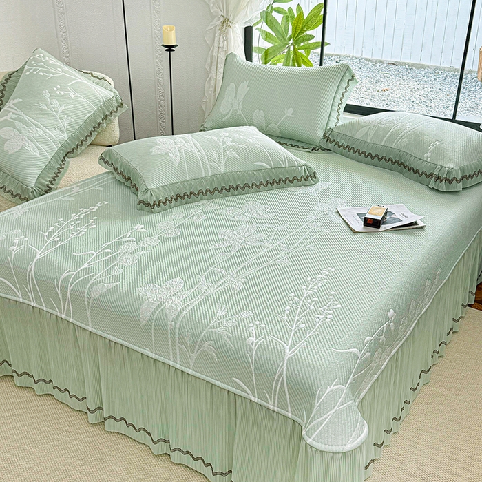 91家纺网 家纺一手货源 找家纺 红夫人 2026新款凉豆豆PE高分子凉感凉席双色提花床裙款三件套--兰芝（风琴花边+三明治复合+精美手提包） 兰芝浅绿