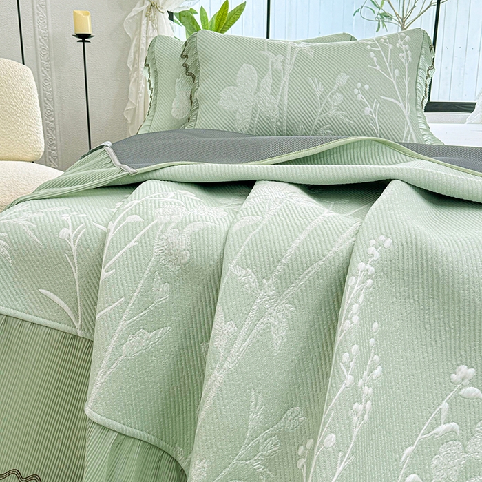 91家纺网 家纺一手货源 找家纺 红夫人 2026新款凉豆豆PE高分子凉感凉席双色提花床裙款三件套--兰芝（风琴花边+三明治复合+精美手提包） 兰芝浅绿