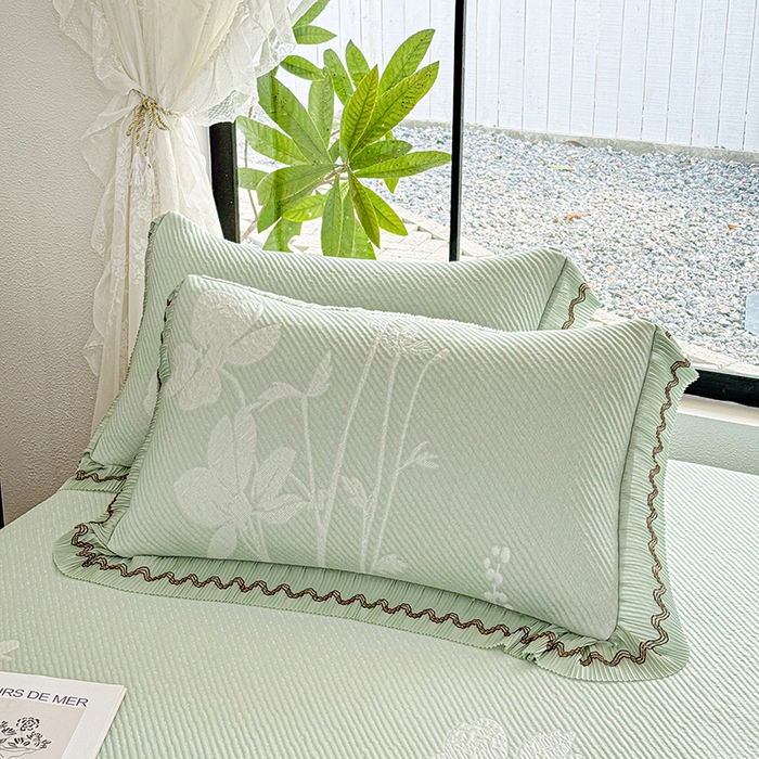 91家纺网 家纺一手货源 找家纺 红夫人 2026新款凉豆豆PE高分子凉感凉席双色提花床裙款三件套--兰芝（风琴花边+三明治复合+精美手提包） 兰芝浅绿