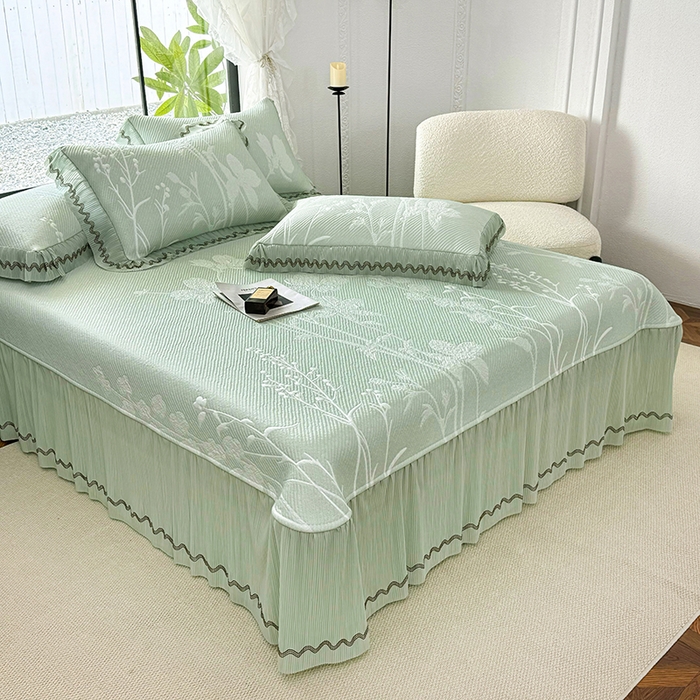 91家纺网 家纺一手货源 找家纺 红夫人 2026新款凉豆豆PE高分子凉感凉席双色提花床裙款三件套--兰芝（风琴花边+三明治复合+精美手提包） 兰芝浅绿