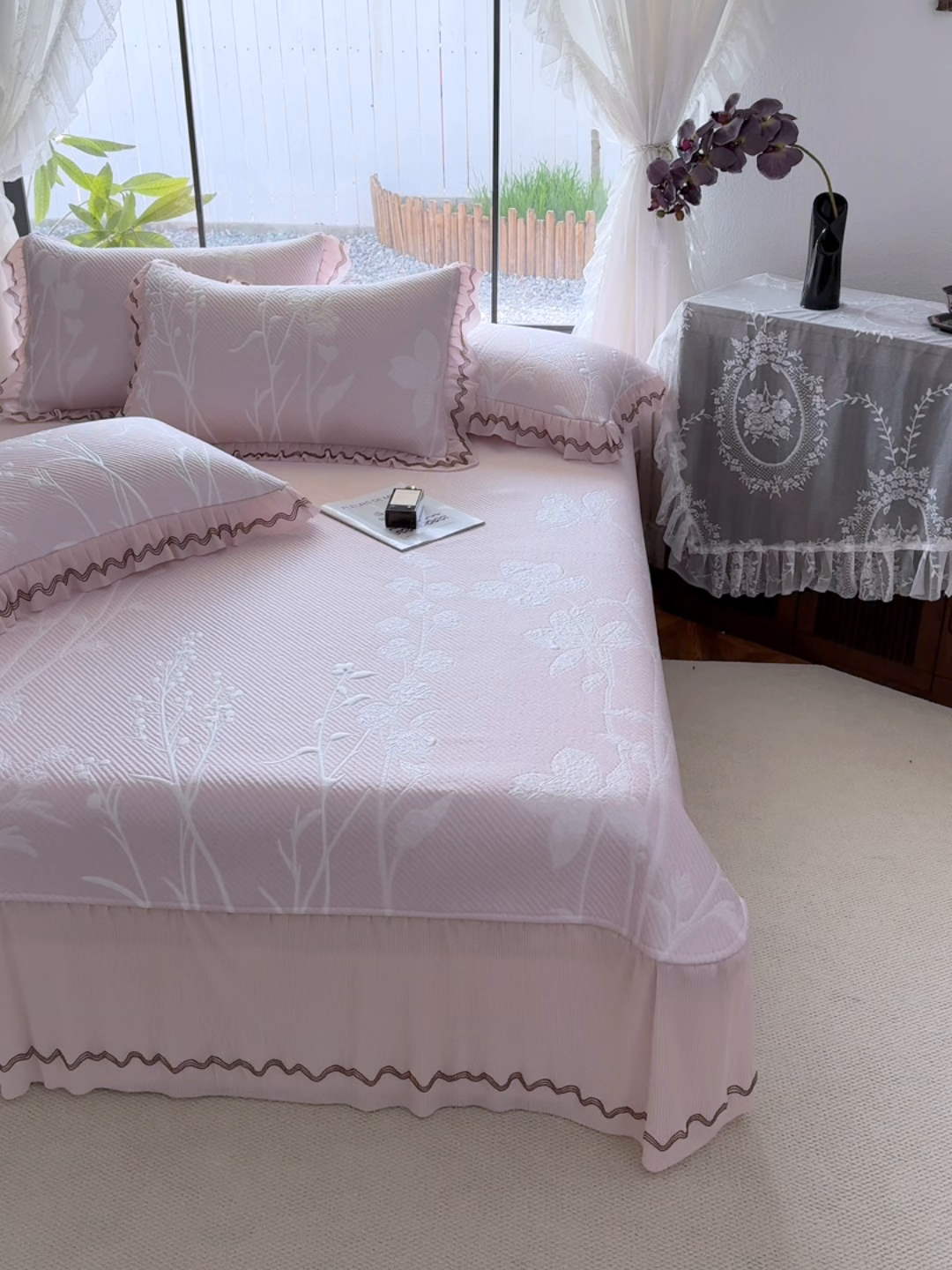 91家纺网 家纺一手货源 找家纺 红夫人 2026新款凉豆豆PE高分子凉感凉席双色提花床裙款三件套--兰芝（风琴花边+三明治复合+精美手提包） 兰芝浅粉