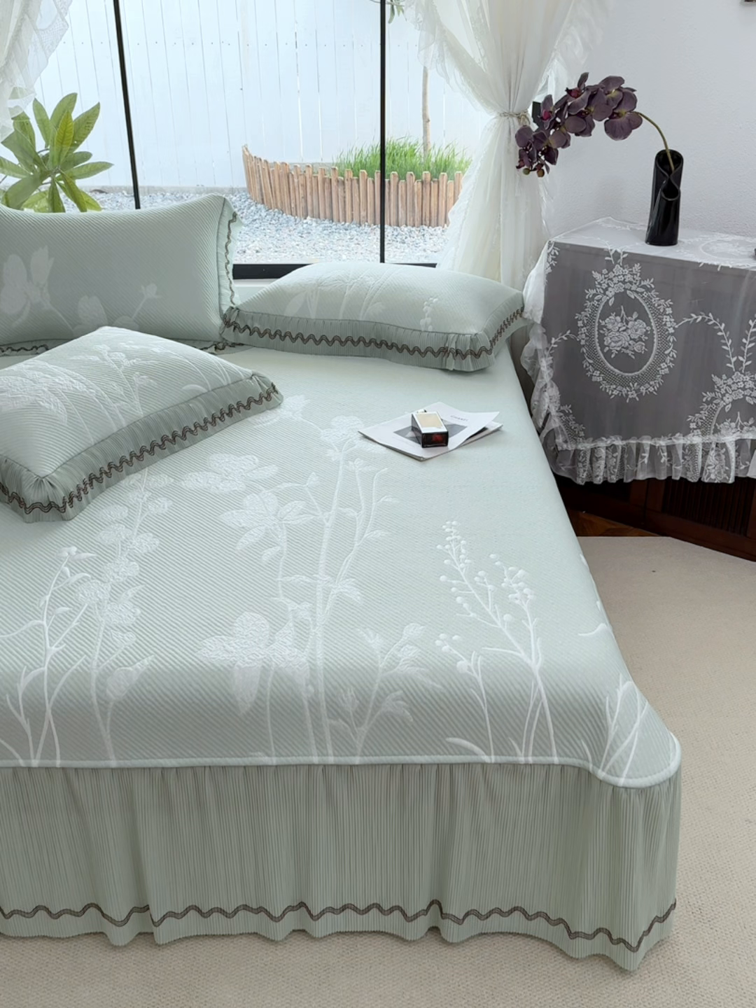 91家纺网 家纺一手货源 找家纺 红夫人 2026新款凉豆豆PE高分子凉感凉席双色提花床裙款三件套--兰芝（风琴花边+三明治复合+精美手提包） 兰芝浅绿