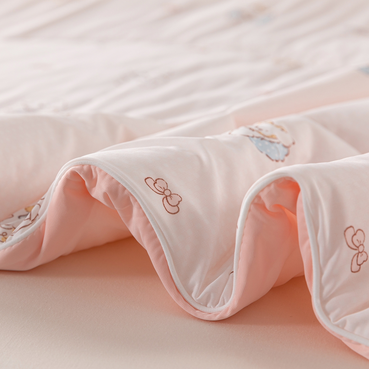 91家纺网 家纺一手货源 找家纺 卡初家居（原微来） 2026新款A类氨纶水洗冰丝凉感夏被 快乐家族-粉