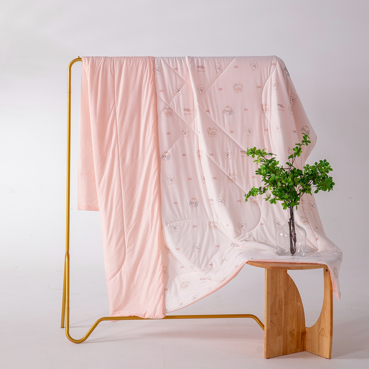 91家纺网 家纺一手货源 找家纺 卡初家居（原微来） 2026新款A类氨纶水洗冰丝凉感夏被 快乐家族-粉