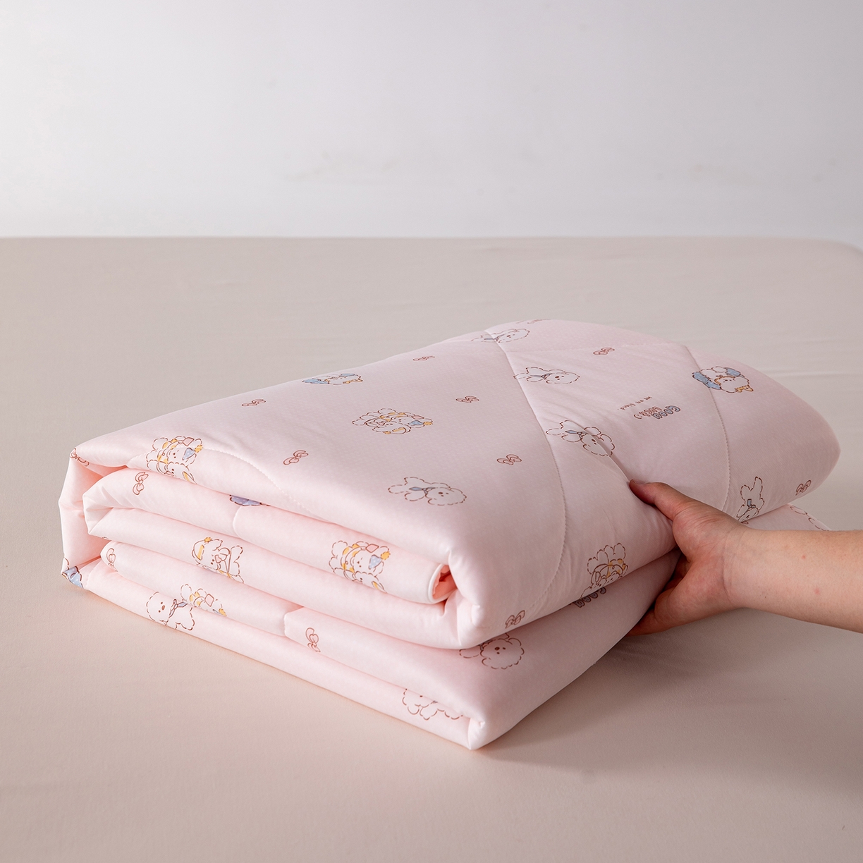 91家纺网 家纺一手货源 找家纺 卡初家居（原微来） 2026新款A类氨纶水洗冰丝凉感夏被 快乐家族-粉