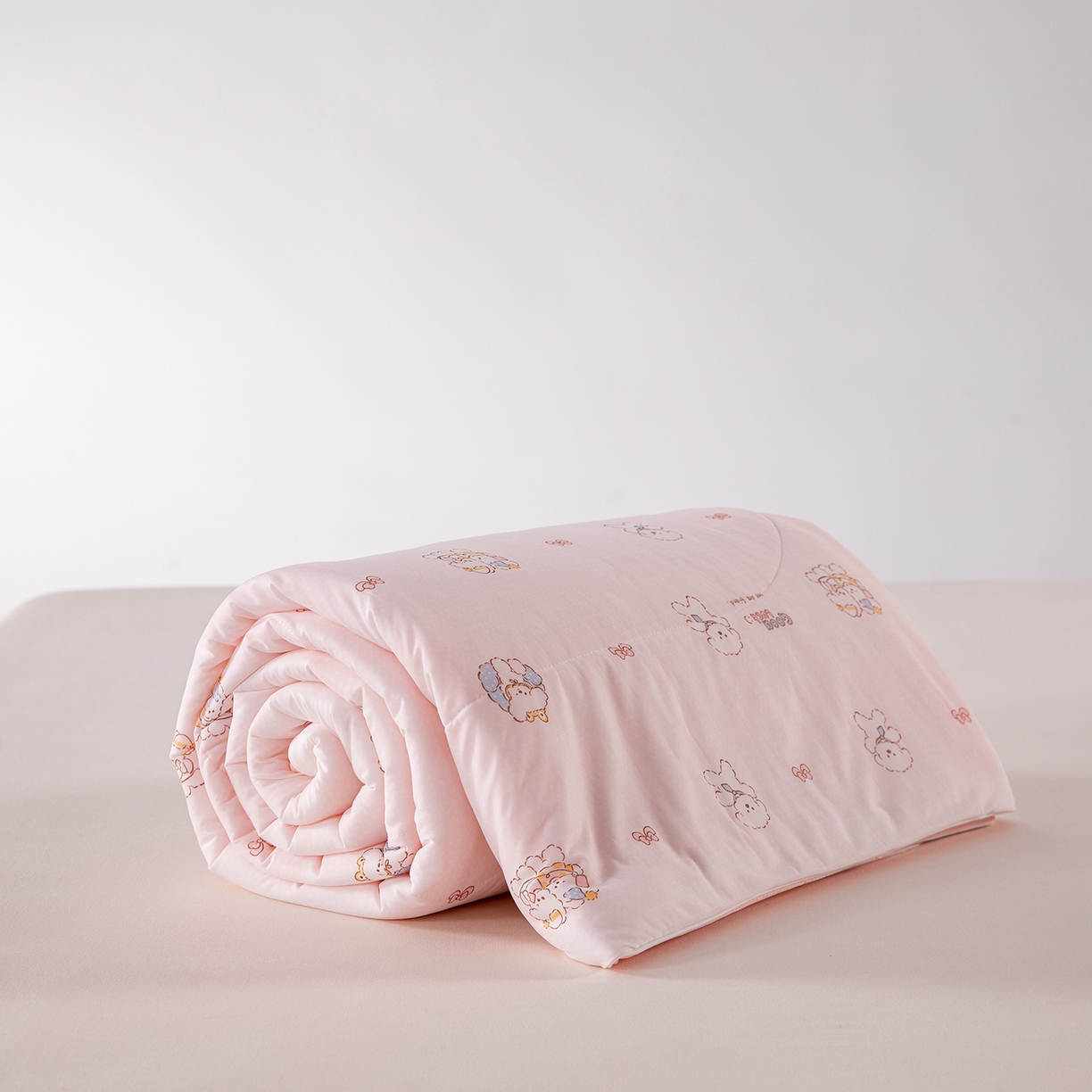 91家纺网 家纺一手货源 找家纺 卡初家居（原微来） 2026新款A类氨纶水洗冰丝凉感夏被 快乐家族-粉