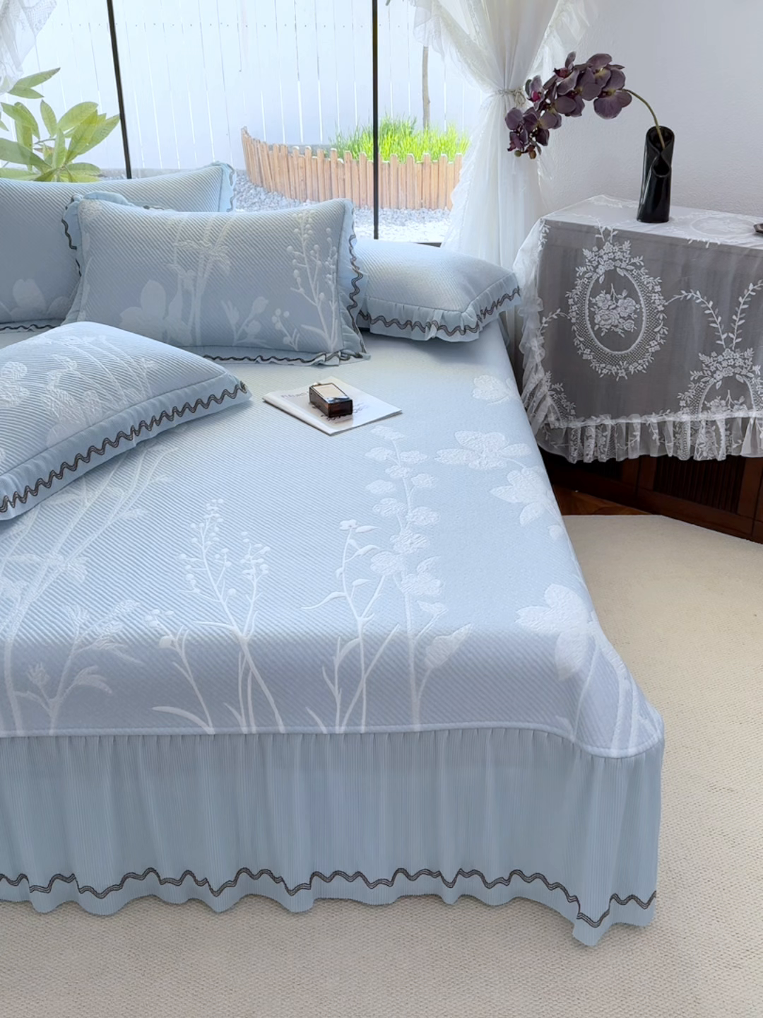 91家纺网 家纺一手货源 找家纺 （总）红夫人 2026新款凉豆豆PE高分子凉感凉席双色提花床裙款三件套--兰芝（风琴花边+三明治复合+精美手提包）