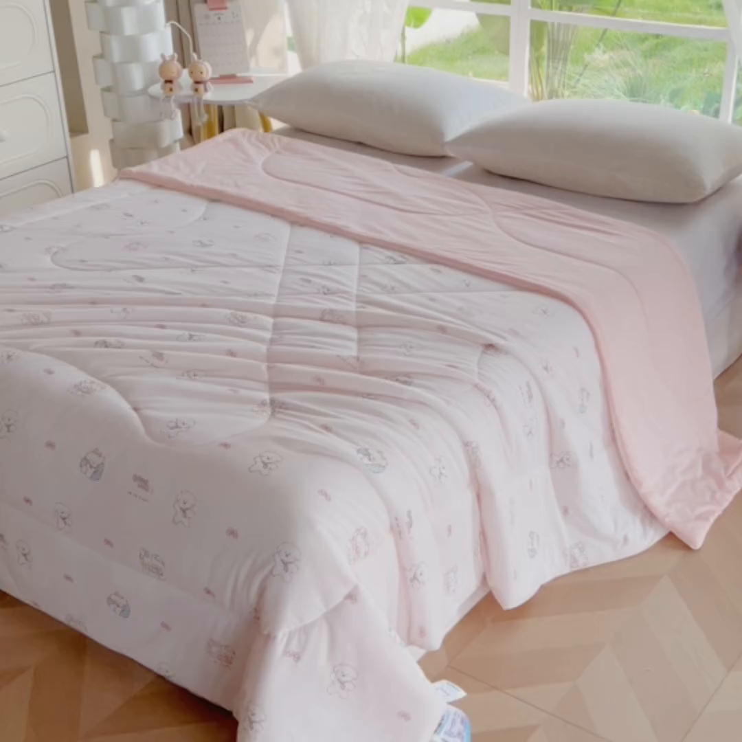91家纺网 家纺一手货源 找家纺 卡初家居（原微来） 2026新款A类氨纶水洗冰丝凉感夏被 快乐家族-粉
