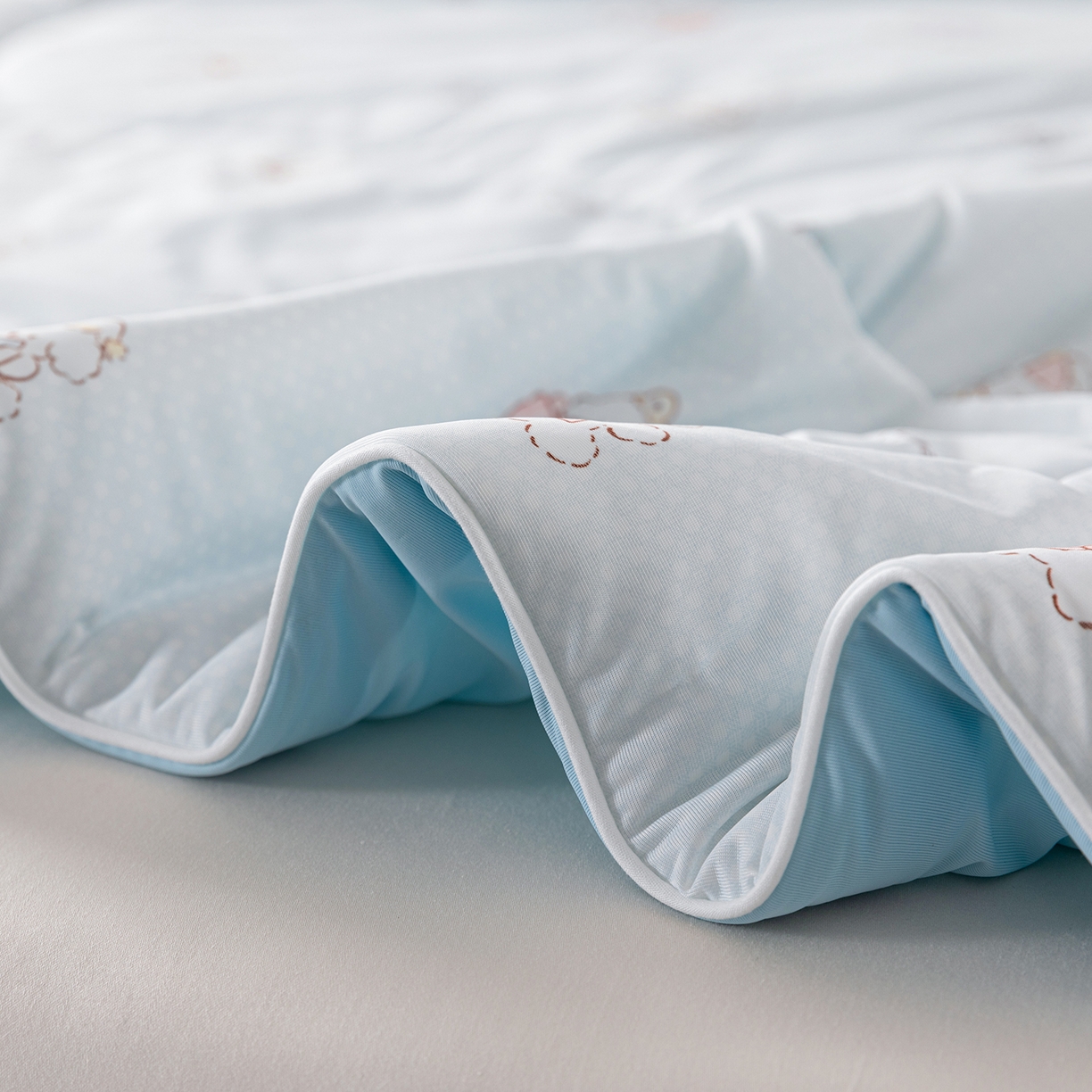 91家纺网 家纺一手货源 找家纺 卡初家居（原微来） 2026新款A类氨纶水洗冰丝凉感夏被 快乐家族-蓝