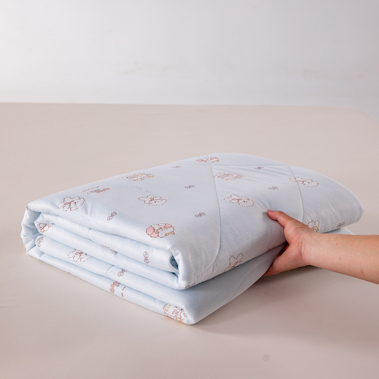 91家纺网 家纺一手货源 找家纺 卡初家居（原微来） 2026新款A类氨纶水洗冰丝凉感夏被 快乐家族-蓝