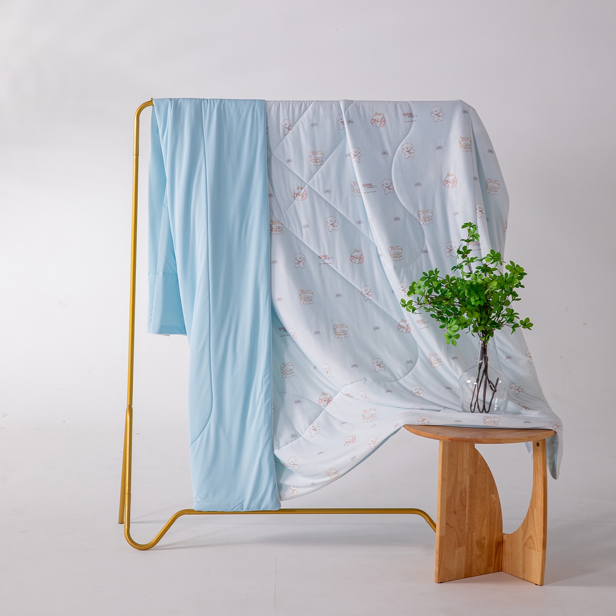 91家纺网 家纺一手货源 找家纺 卡初家居（原微来） 2026新款A类氨纶水洗冰丝凉感夏被 快乐家族-蓝