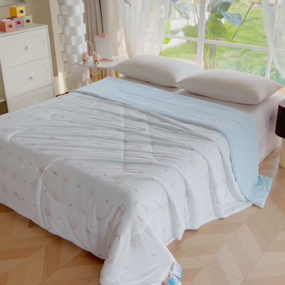 91家纺网 家纺一手货源 找家纺 卡初家居（原微来） 2026新款A类氨纶水洗冰丝凉感夏被 快乐家族-蓝