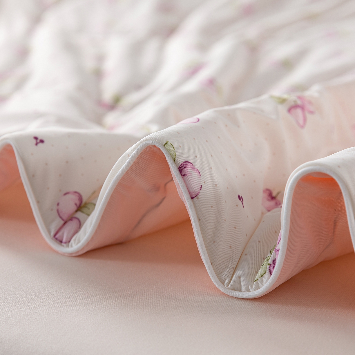 91家纺网 家纺一手货源 找家纺 卡初家居（原微来） 2026新款A类氨纶水洗冰丝凉感夏被 樱桃啵啵