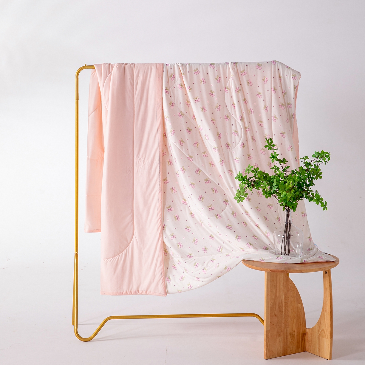 91家纺网 家纺一手货源 找家纺 卡初家居（原微来） 2026新款A类氨纶水洗冰丝凉感夏被 樱桃啵啵