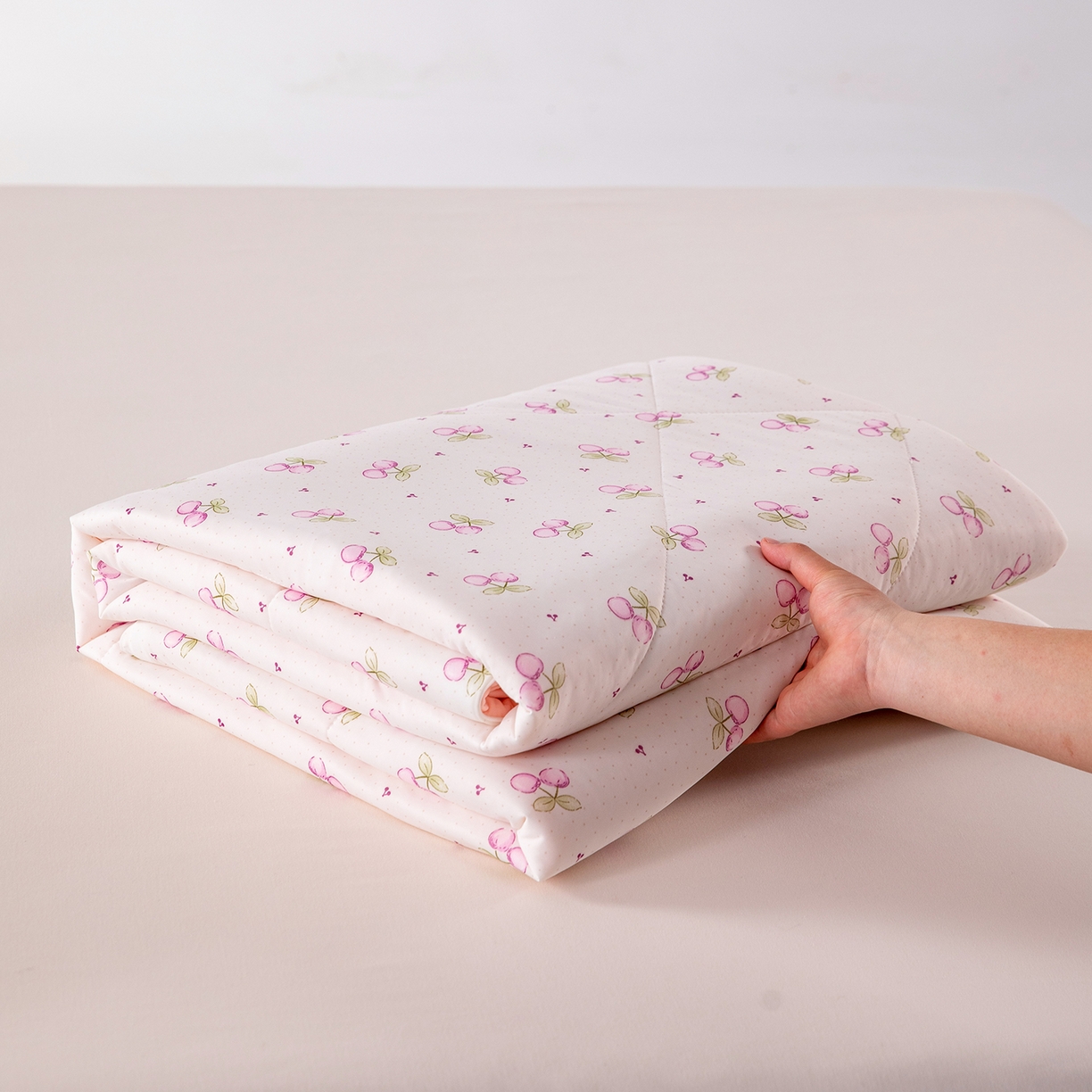 91家纺网 家纺一手货源 找家纺 卡初家居（原微来） 2026新款A类氨纶水洗冰丝凉感夏被 樱桃啵啵