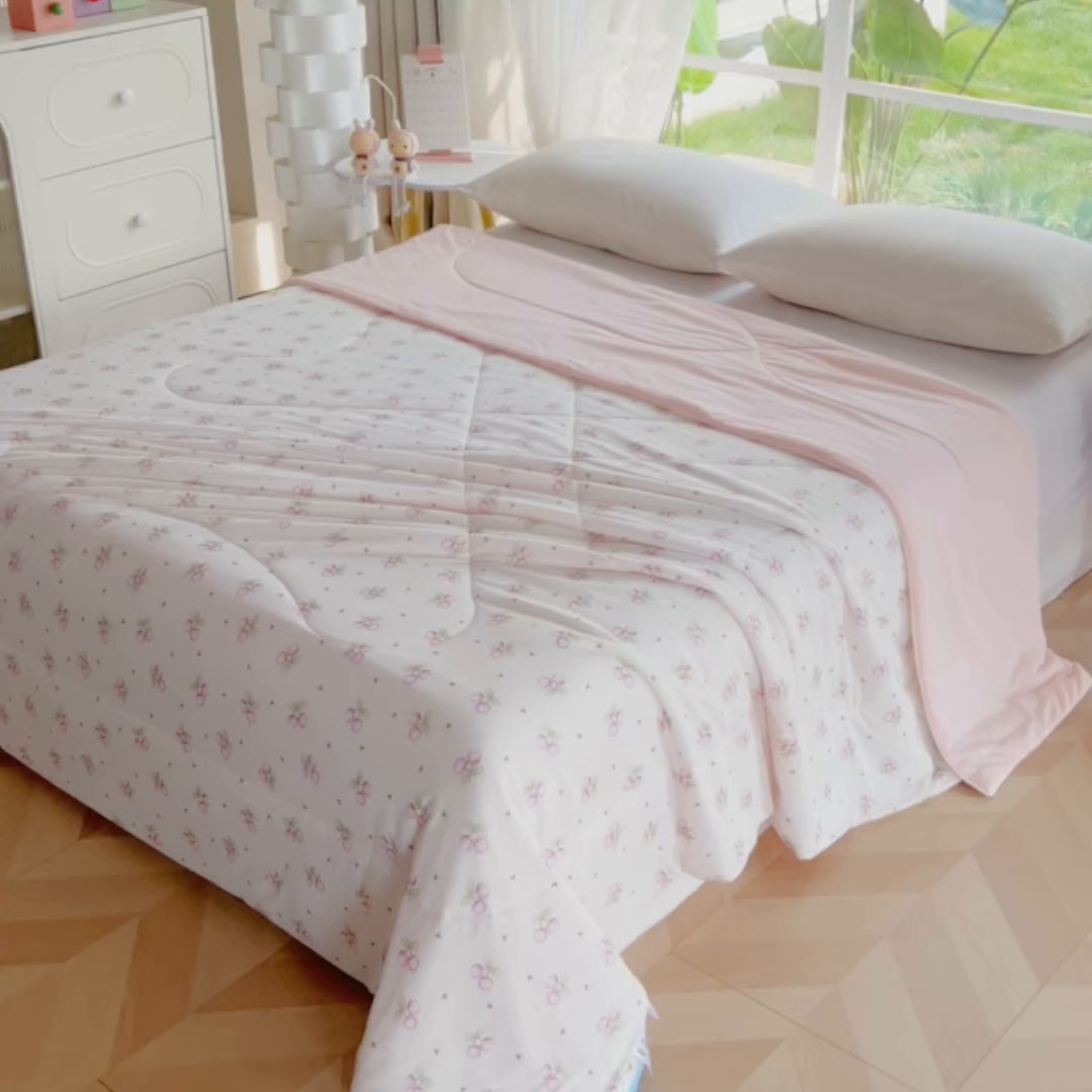 91家纺网 家纺一手货源 找家纺 卡初家居（原微来） 2026新款A类氨纶水洗冰丝凉感夏被 樱桃啵啵