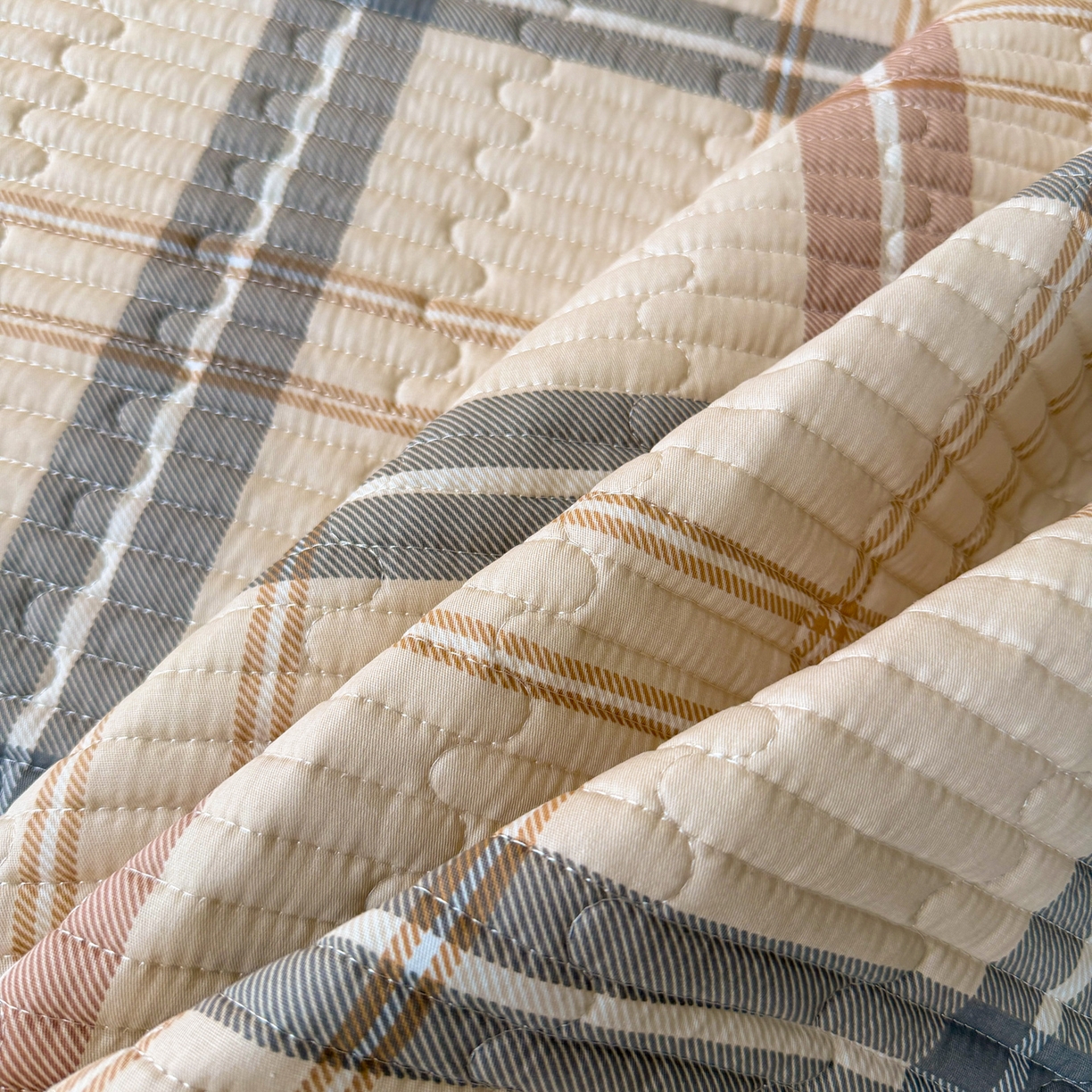 91家纺网 家纺一手货源 找家纺 梵克保罗 2026新款A类小清新四季可用学生宿舍床单  单件夹棉炕盖床盖炕毯三件套 格调