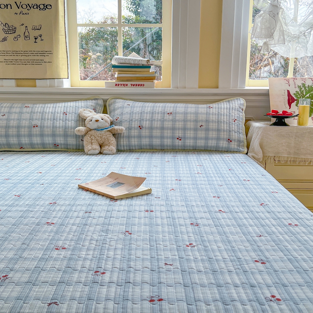 91家纺网 家纺一手货源 找家纺 梵克保罗 2026新款A类小清新四季可用学生宿舍床单  单件夹棉炕盖床盖炕毯三件套 蓝格樱桃