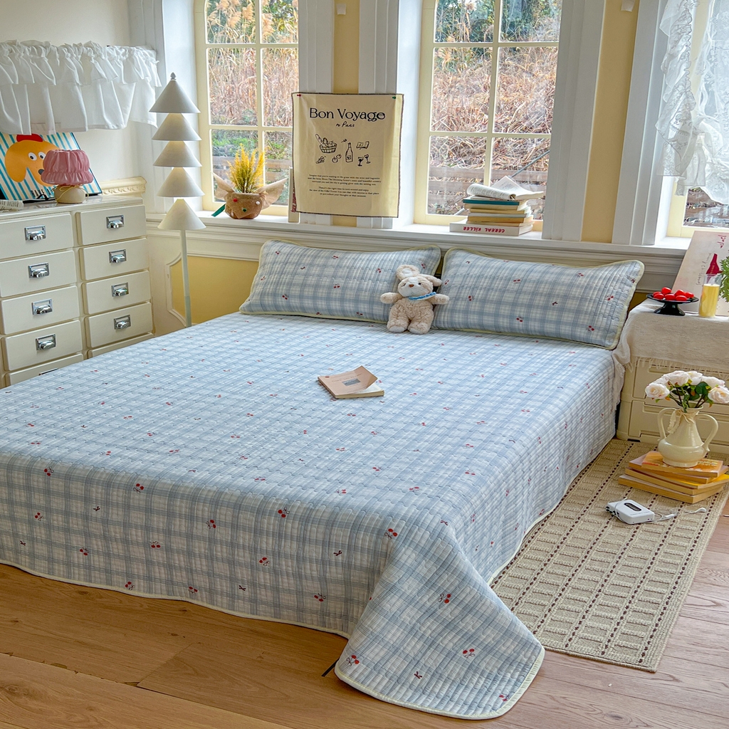 91家纺网 家纺一手货源 找家纺 梵克保罗 2026新款A类小清新四季可用学生宿舍床单  单件夹棉炕盖床盖炕毯三件套 蓝格樱桃