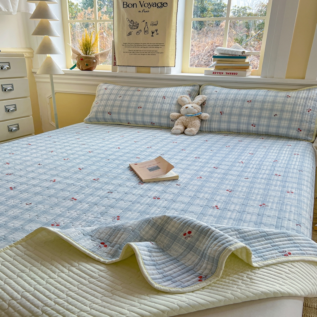 91家纺网 家纺一手货源 找家纺 梵克保罗 2026新款A类小清新四季可用学生宿舍床单  单件夹棉炕盖床盖炕毯三件套 蓝格樱桃