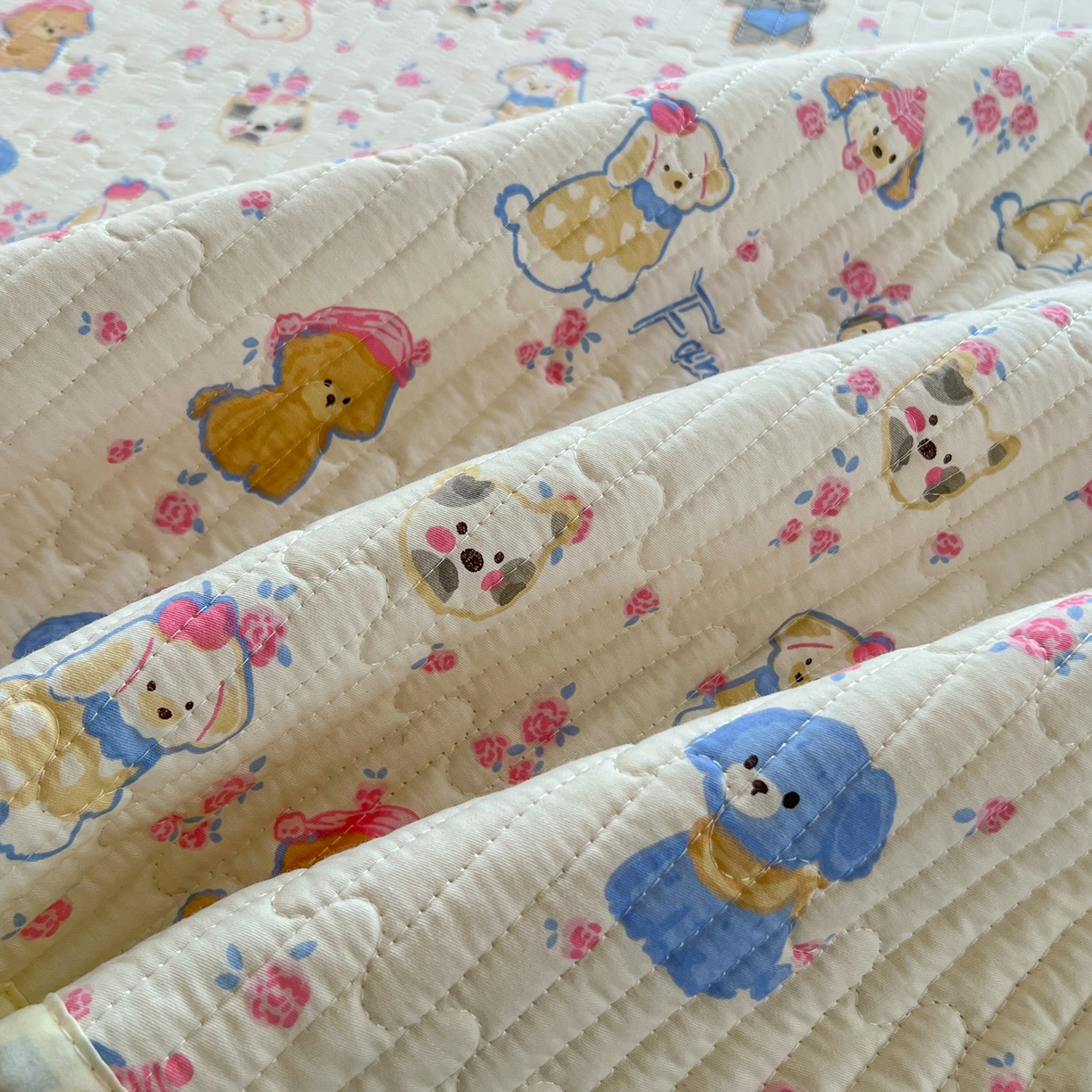 91家纺网 家纺一手货源 找家纺 梵克保罗 2026新款A类小清新四季可用学生宿舍床单  单件夹棉炕盖床盖炕毯三件套 萌宠乐园