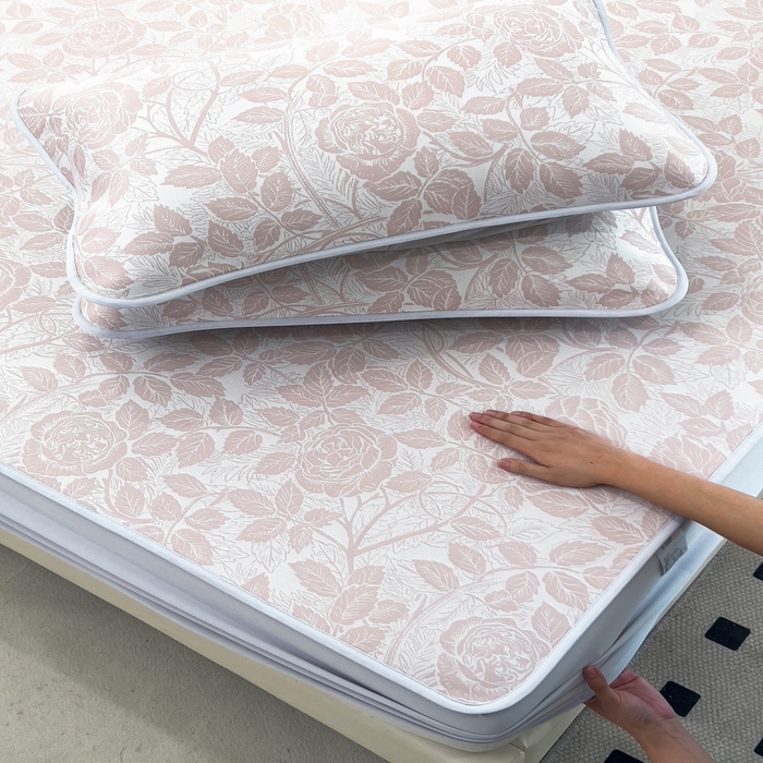 91家纺网 家纺一手货源 找家纺 倾慕 2026新款提花凉感凉席床笠款三件套系列 情意浓粉床笠款