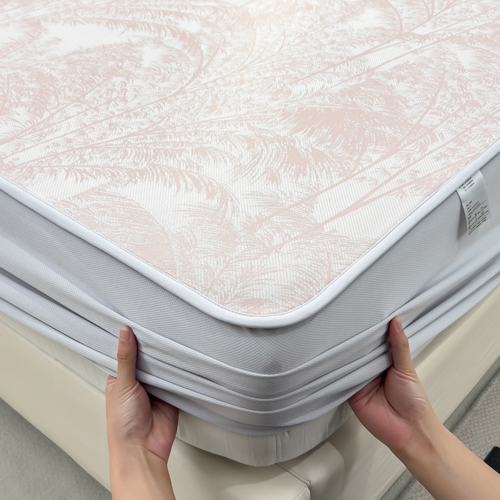 91家纺网 家纺一手货源 找家纺 倾慕 2026新款提花凉感凉席床笠款三件套系列 森林奇境粉床笠款