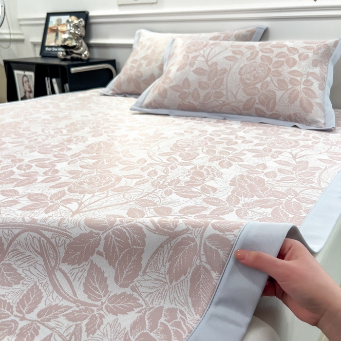 91家纺网 家纺一手货源 找家纺 倾慕 2026新款提花凉感凉席床席款三件套系列 情意浓粉床席款