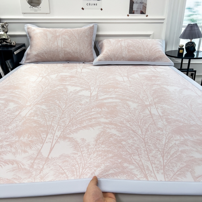 91家纺网 家纺一手货源 找家纺 倾慕 2026新款提花凉感凉席床席款三件套系列 森林奇境粉床席款