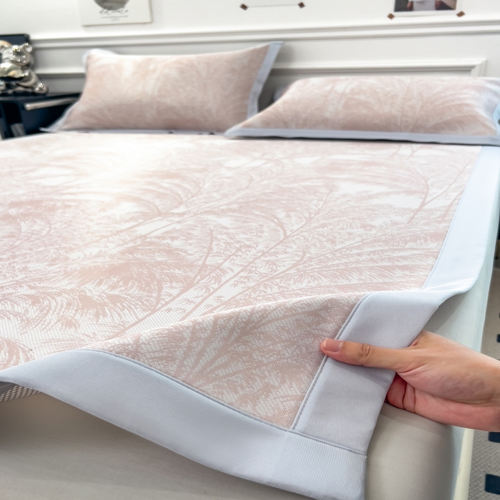 91家纺网 家纺一手货源 找家纺 倾慕 2026新款提花凉感凉席床席款三件套系列 森林奇境粉床席款