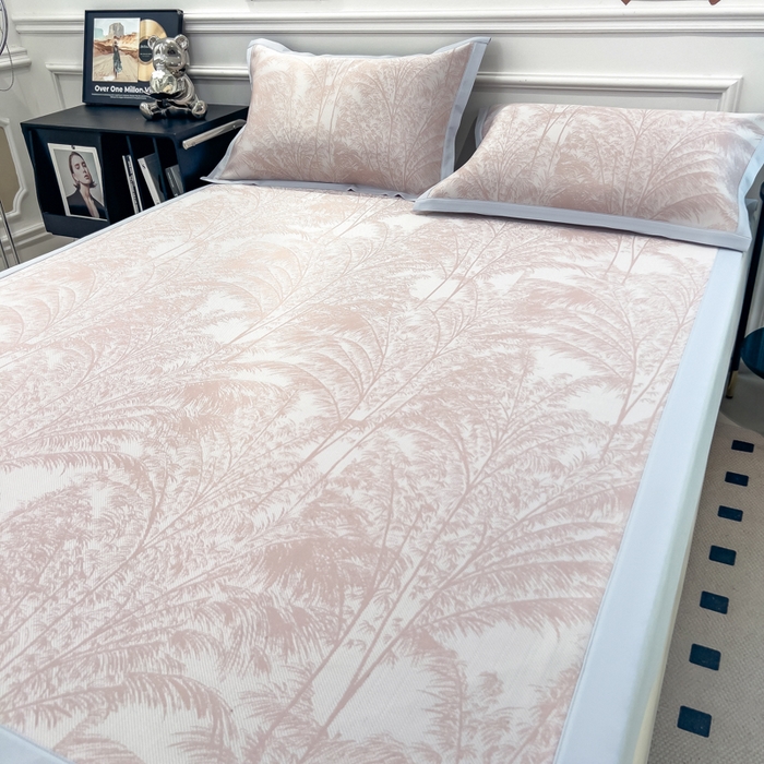 91家纺网 家纺一手货源 找家纺 倾慕 2026新款提花凉感凉席床席款三件套系列 森林奇境粉床席款