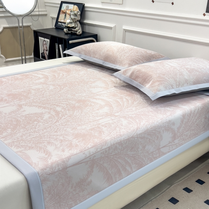 91家纺网 家纺一手货源 找家纺 倾慕 2026新款提花凉感凉席床席款三件套系列 森林奇境粉床席款