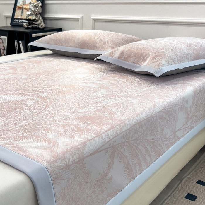 91家纺网 家纺一手货源 找家纺 倾慕 2026新款提花凉感凉席床席款三件套系列 森林奇境粉床席款