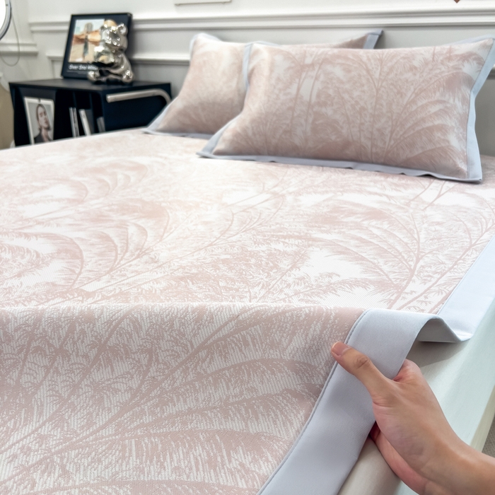 91家纺网 家纺一手货源 找家纺 倾慕 2026新款提花凉感凉席床席款三件套系列 森林奇境粉床席款