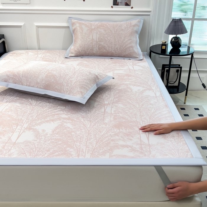 91家纺网 家纺一手货源 找家纺 倾慕 2026新款提花凉感凉席床席款三件套系列 森林奇境粉床席款