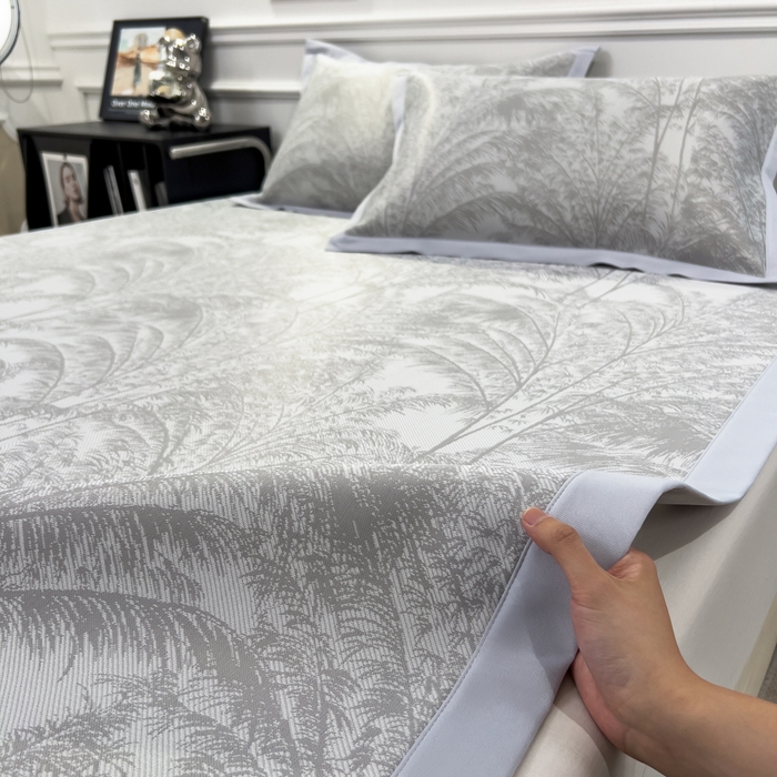 91家纺网 家纺一手货源 找家纺 倾慕 2026新款提花凉感凉席床席款三件套系列 森林奇境灰床席款