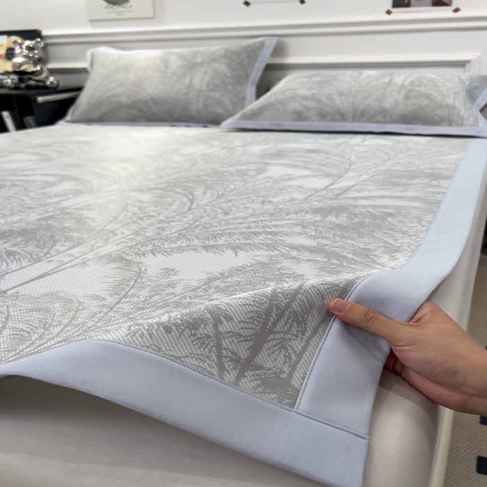 91家纺网 家纺一手货源 找家纺 倾慕 2026新款提花凉感凉席床席款三件套系列 森林奇境灰床席款